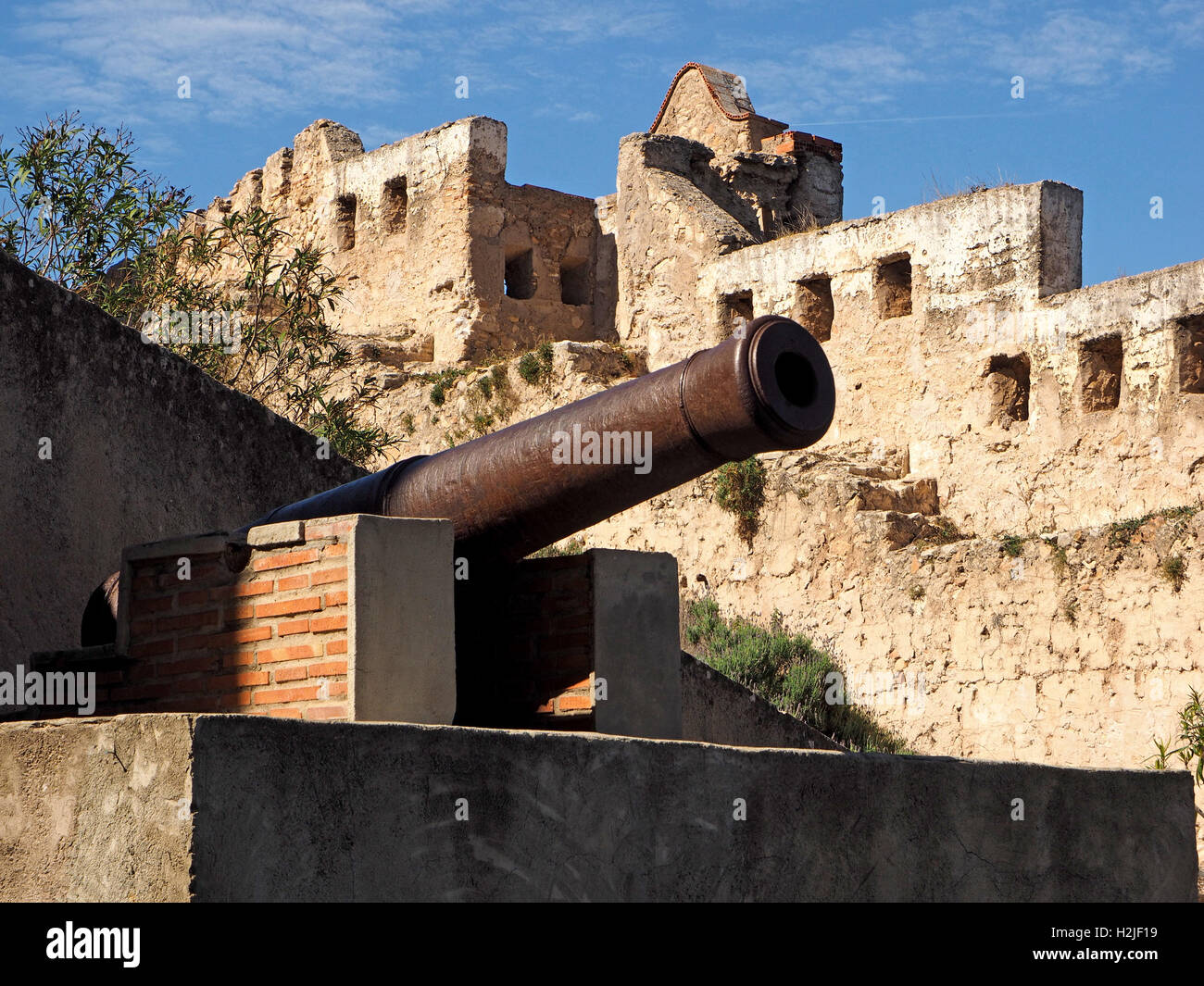 Cilindro nero di antiche canon sulle pareti del castello a Xativa Spagna Espana Foto Stock