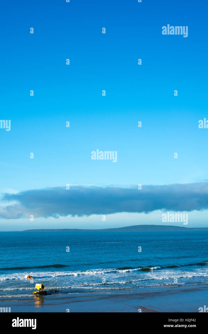 Un semi-sommergibile il traino del veicolo mare imbarcazioni di salvataggio in mare per il lancio a Ballybunion Irlanda Foto Stock