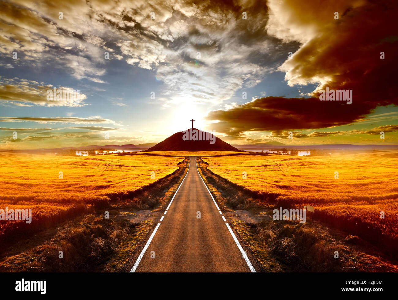 Avventure e i viaggi su strada.il tramonto e il concetto di viaggio.Road e la croce sulla collina Foto Stock