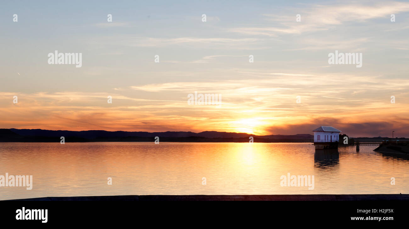 Paesaggio al tramonto.Lonely house e il lago Foto Stock