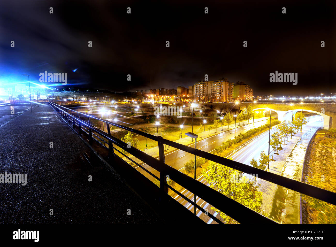 Cityscape.Ring Road e la scena cittadina.Vista da sopra il ponte e la recinzione Foto Stock