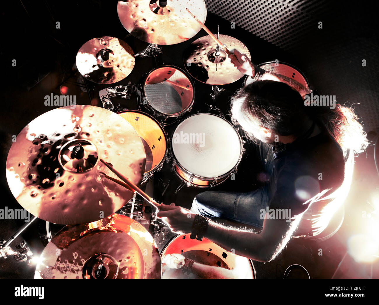 L'uomo gioca il tamburo.musica dal vivo il concetto di sfondo.il batterista e musica rock Foto Stock
