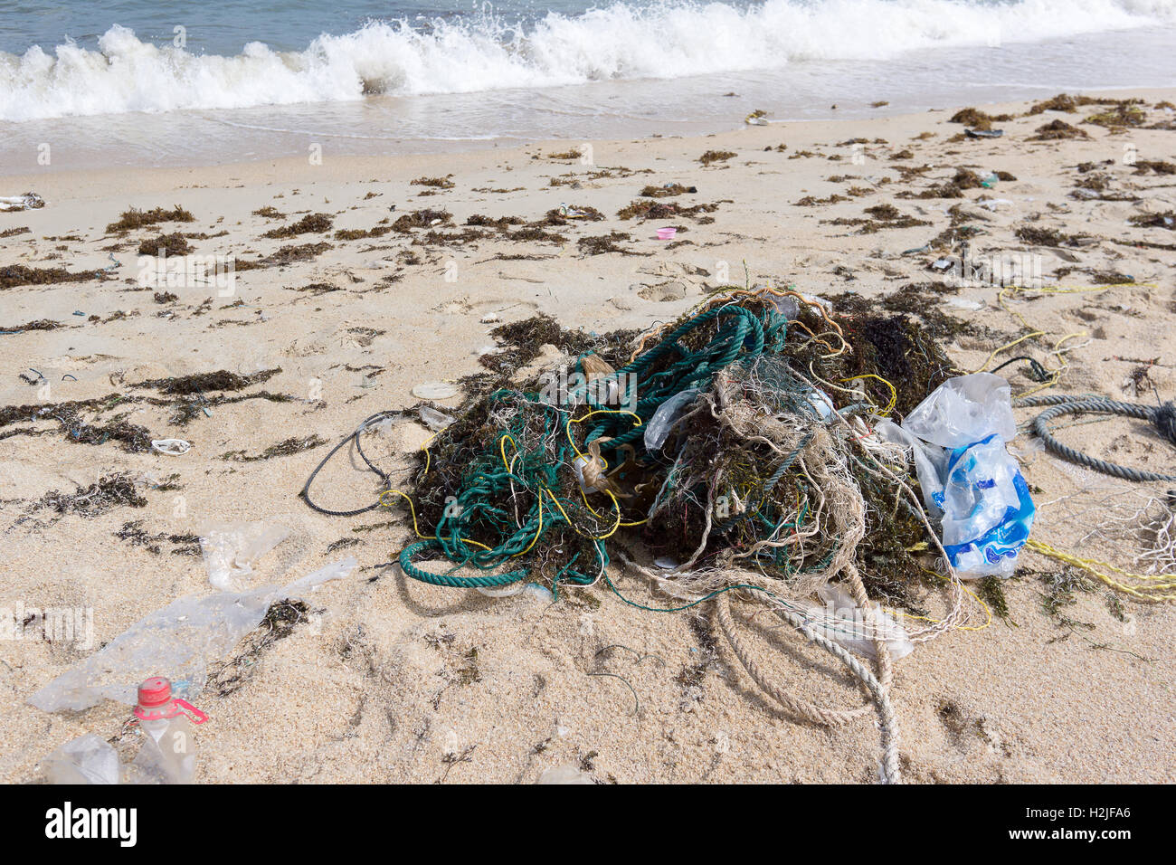 Inquinamento di plastica dal mare su una spiaggia Foto Stock