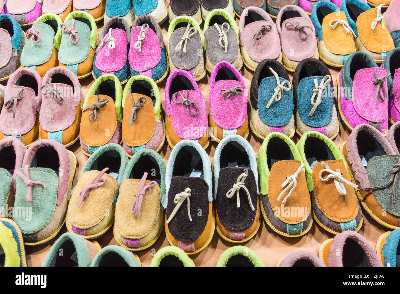 Aprile 03, 2016, Koh Samui, Thailandia. Colorato fatto a mano calzature su un mercato tailandese Foto Stock