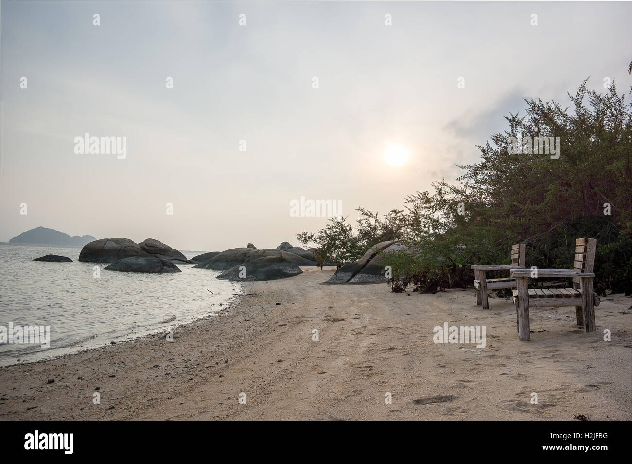 Un HDR foto di due sedie vuote su di una spiaggia deserta nel grigio e marrone tramonto a Koh Pangan, Thailandia Foto Stock