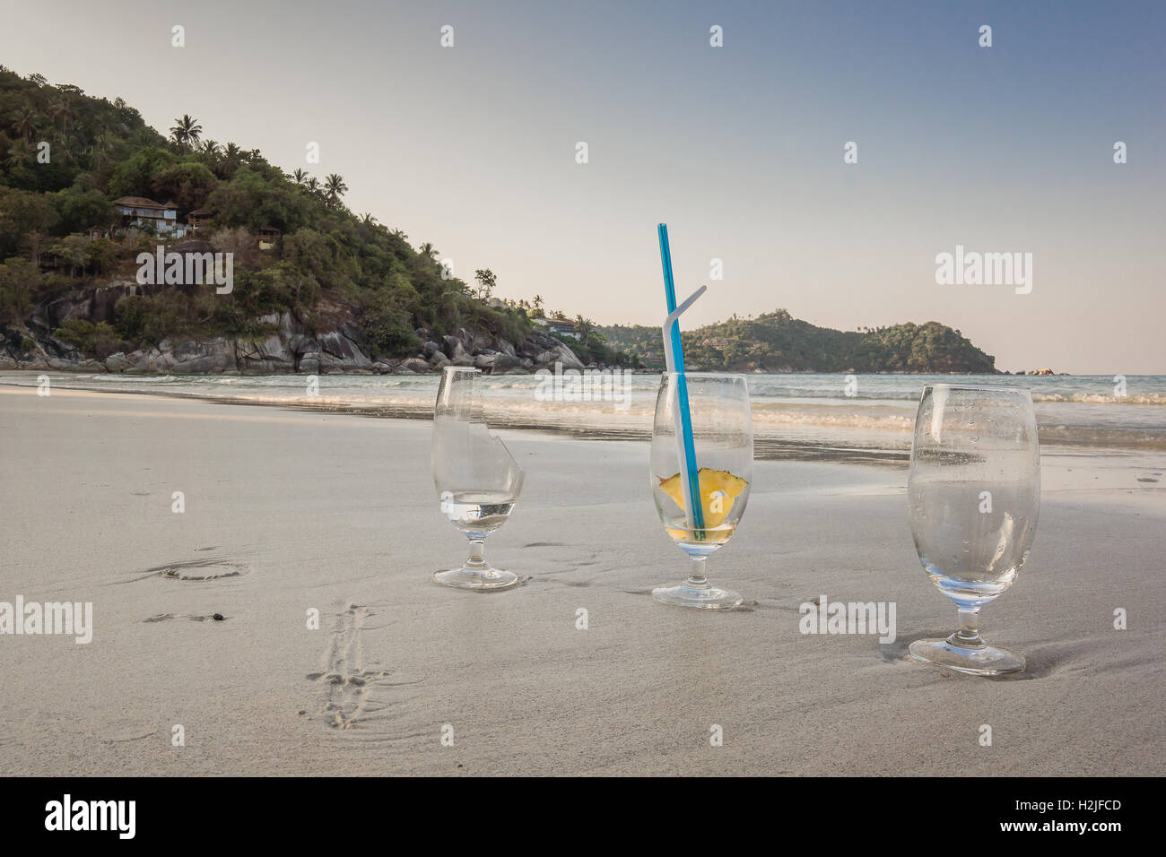 Aprile 21, 2016 Koh Pangan, Thailandia, vetri rotti sulla sinistra la spiaggia Foto Stock