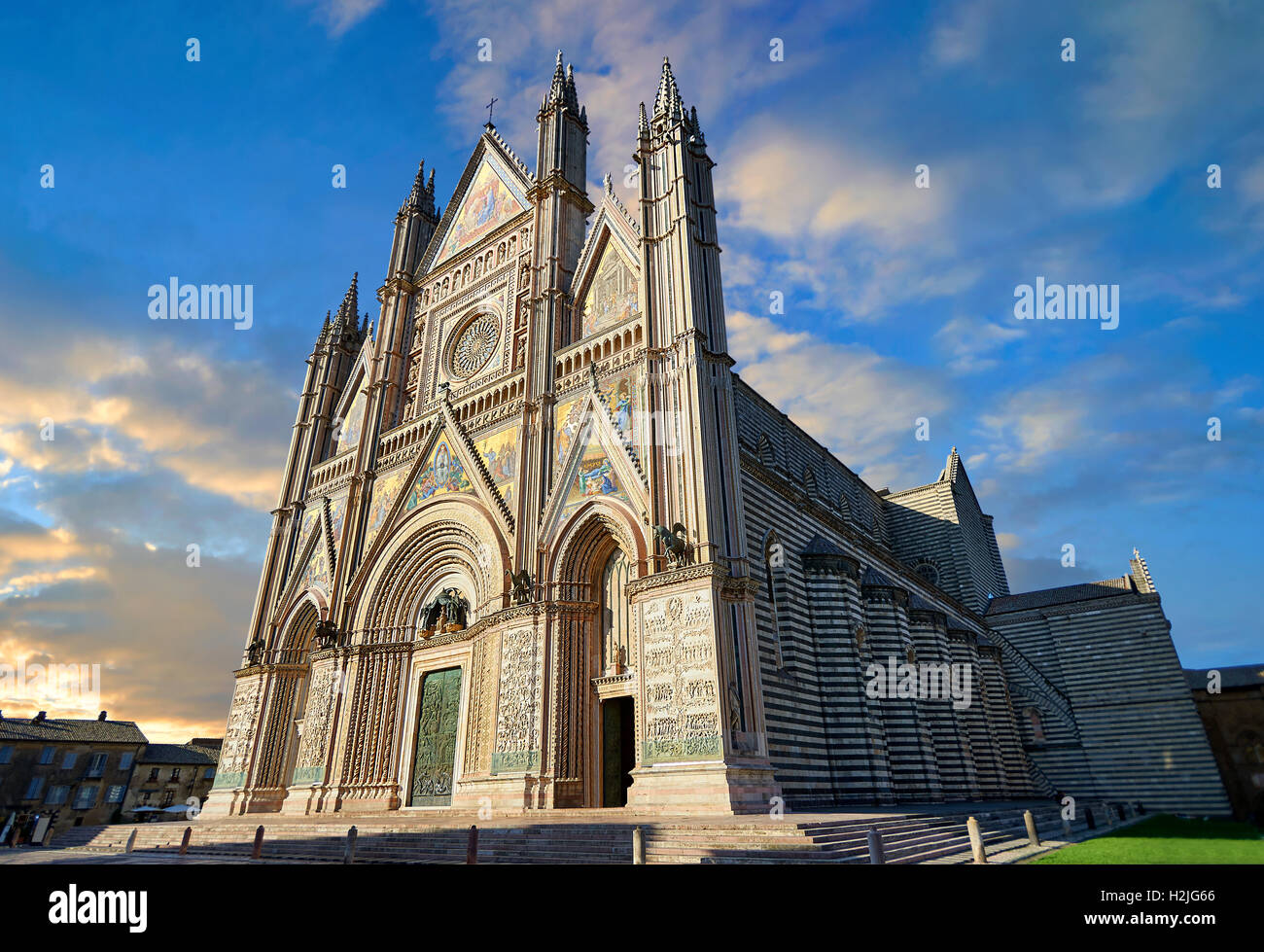 "Xiv secolo gotico toscano facciata del Duomo di Orvieto, Umbria, Italia Foto Stock