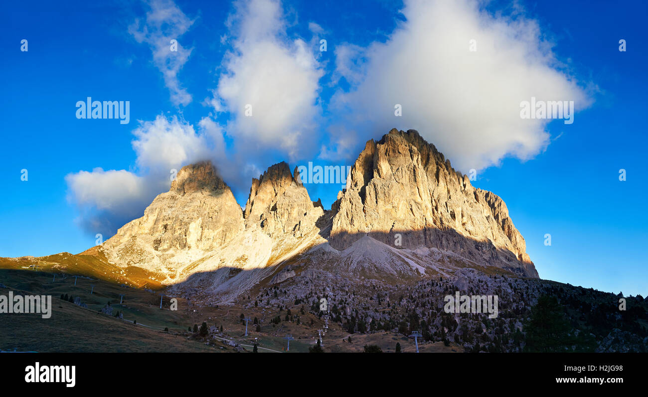 Il Sassolungo, Sassolungo o Sassolungo mountain range, dal Passo Sella, Dolomiti, Trentino, Italy. Foto Stock