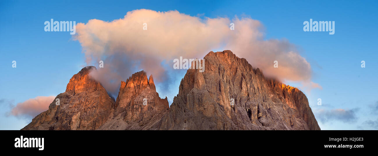 Il Sassolungo, Sassolungo o Sassolungo mountain range, dal Passo Sella, Dolomiti, Trentino, Italy. Foto Stock
