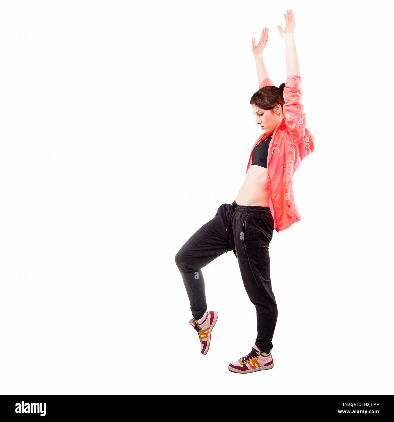 Stile moderno ballerina in posa con le mani fino a sfondo per studio Foto Stock