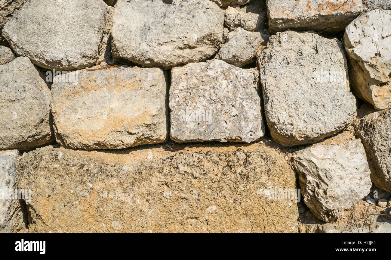 Parete tradizionale di pietre costruito senza calce. Asciugare la parete in pietra. Foto Stock