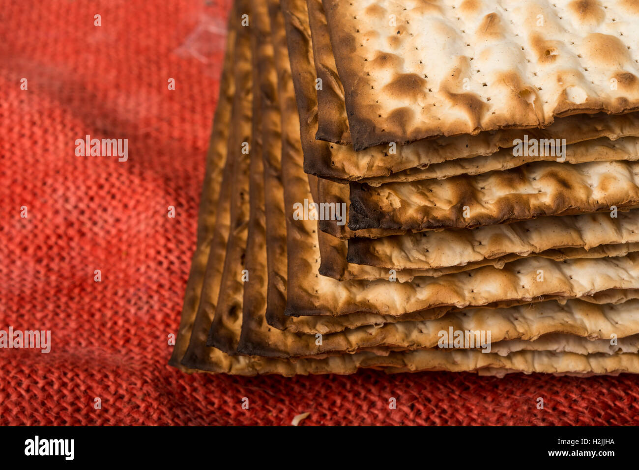 Matzah - Pasqua ebraica pane sulla tela rossa Foto Stock