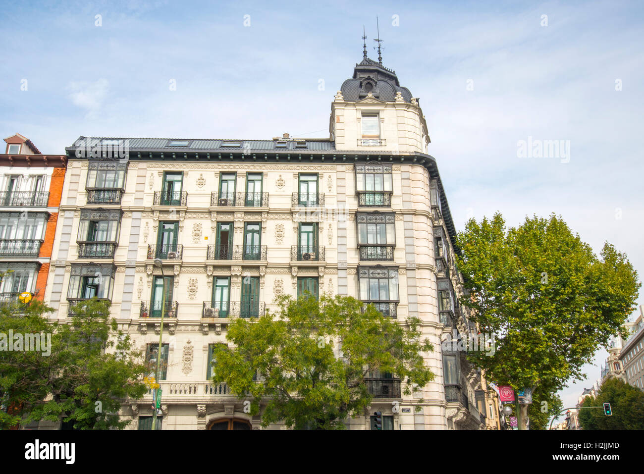 Facciata di edificio. Calle Alcala angolo per Velazquez street. Madrid, Spagna. Foto Stock