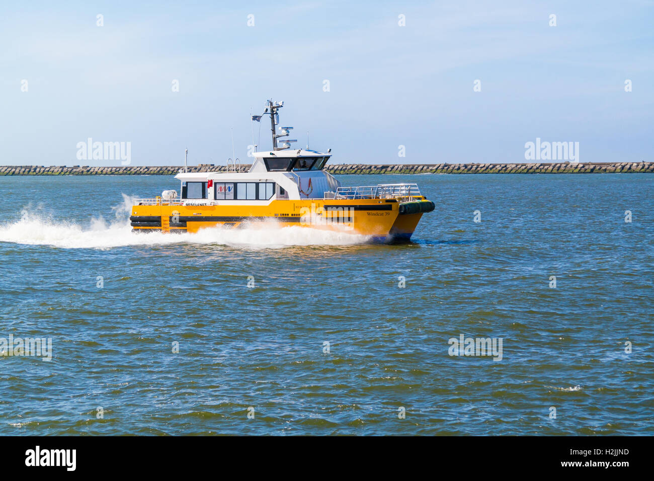 Alta velocità windcat workboat entrando seaport IJmuiden vicino ad Amsterdam, Paesi Bassi Foto Stock