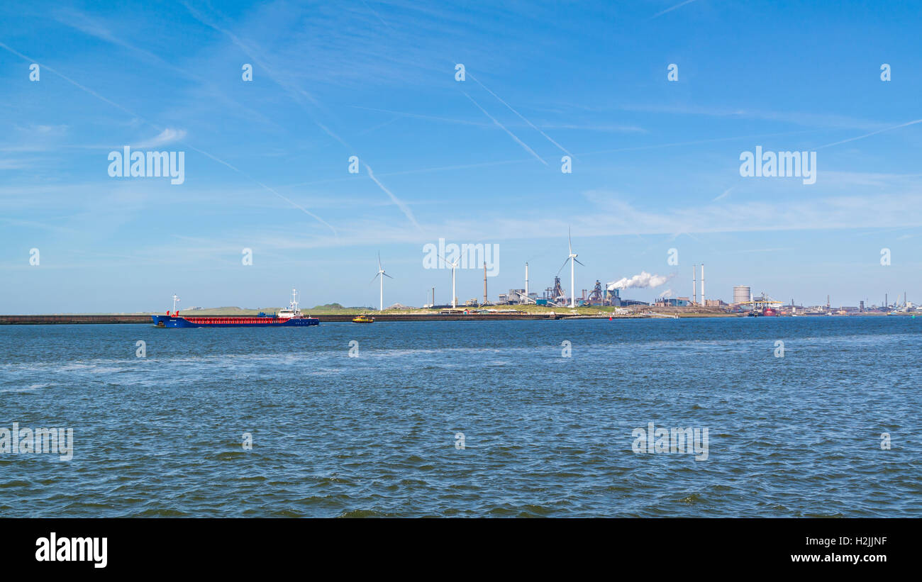 Mare del Nord Canal e industria siderurgica impianto in seaport IJmuiden vicino ad Amsterdam, Paesi Bassi Foto Stock