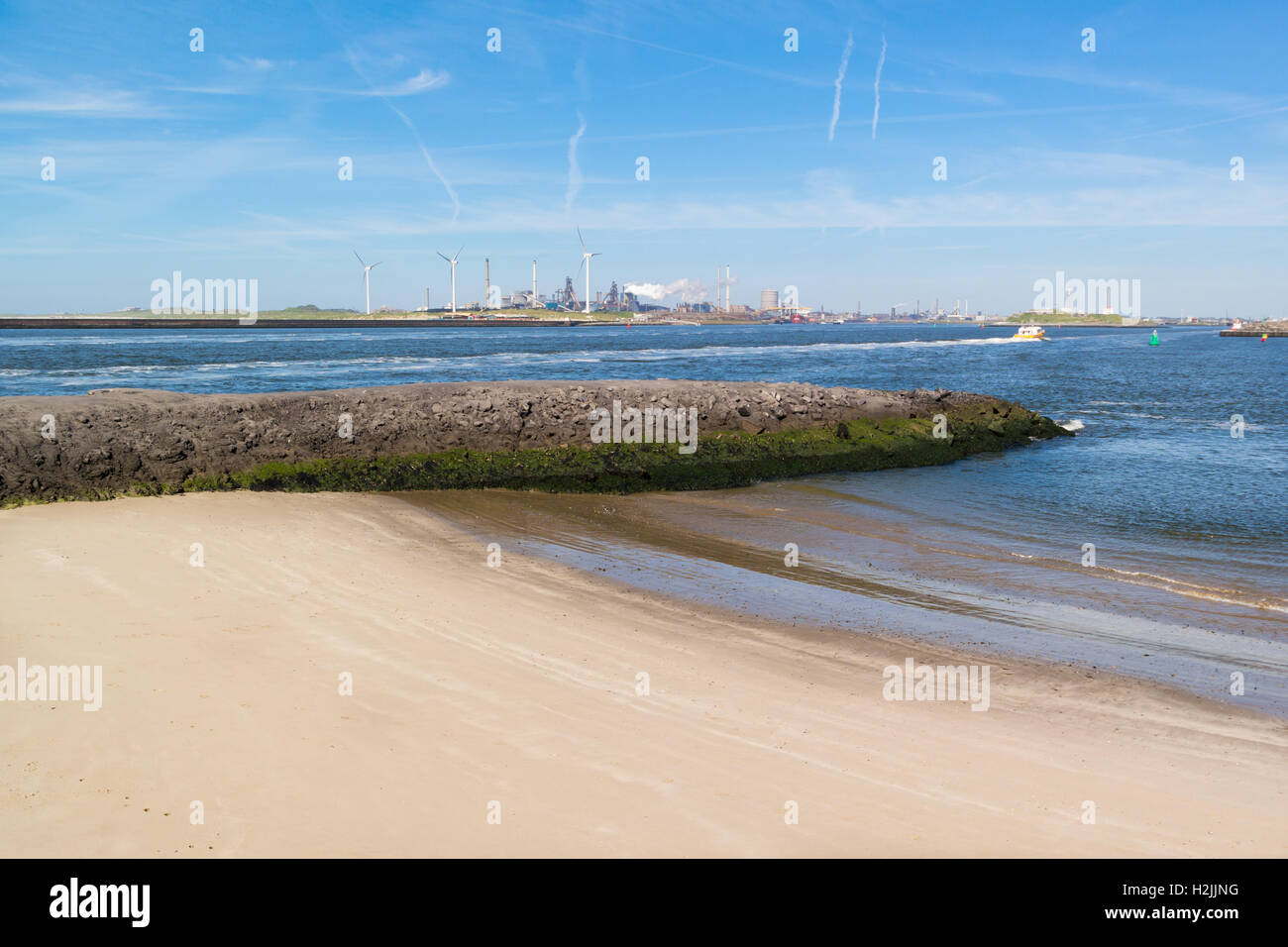 Mare del Nord Canal e industria siderurgica impianto in seaport IJmuiden vicino ad Amsterdam, Paesi Bassi Foto Stock