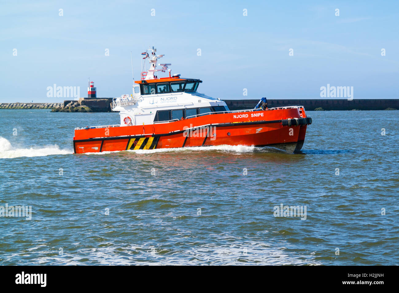 Equipaggio catamarano trasferimento Njord beccaccino per parchi eolici offshore entrando seaport IJmuiden vicino ad Amsterdam, Paesi Bassi Foto Stock