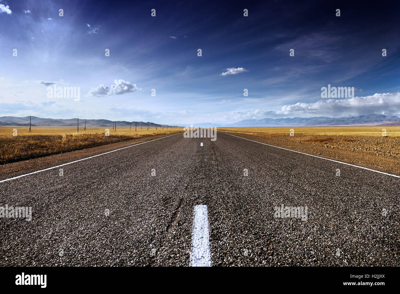 Lunga strada diritta montagne concept Foto Stock