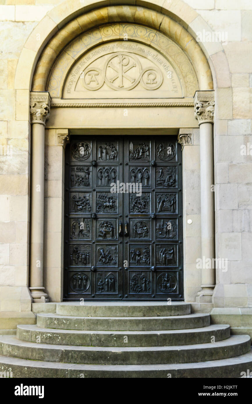 ZURICH, Svizzera - 24 dicembre 2015: una porta decorata a sud-ovest del Grossmunster (grande minster) Chiesa, in Foto Stock