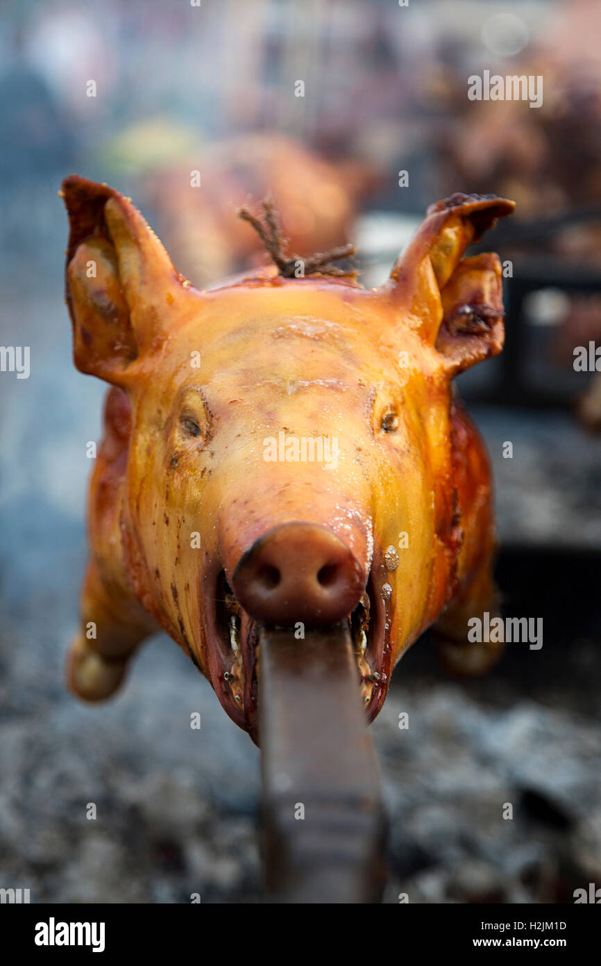 Vista al maiale arrosto allo spiedo Foto Stock