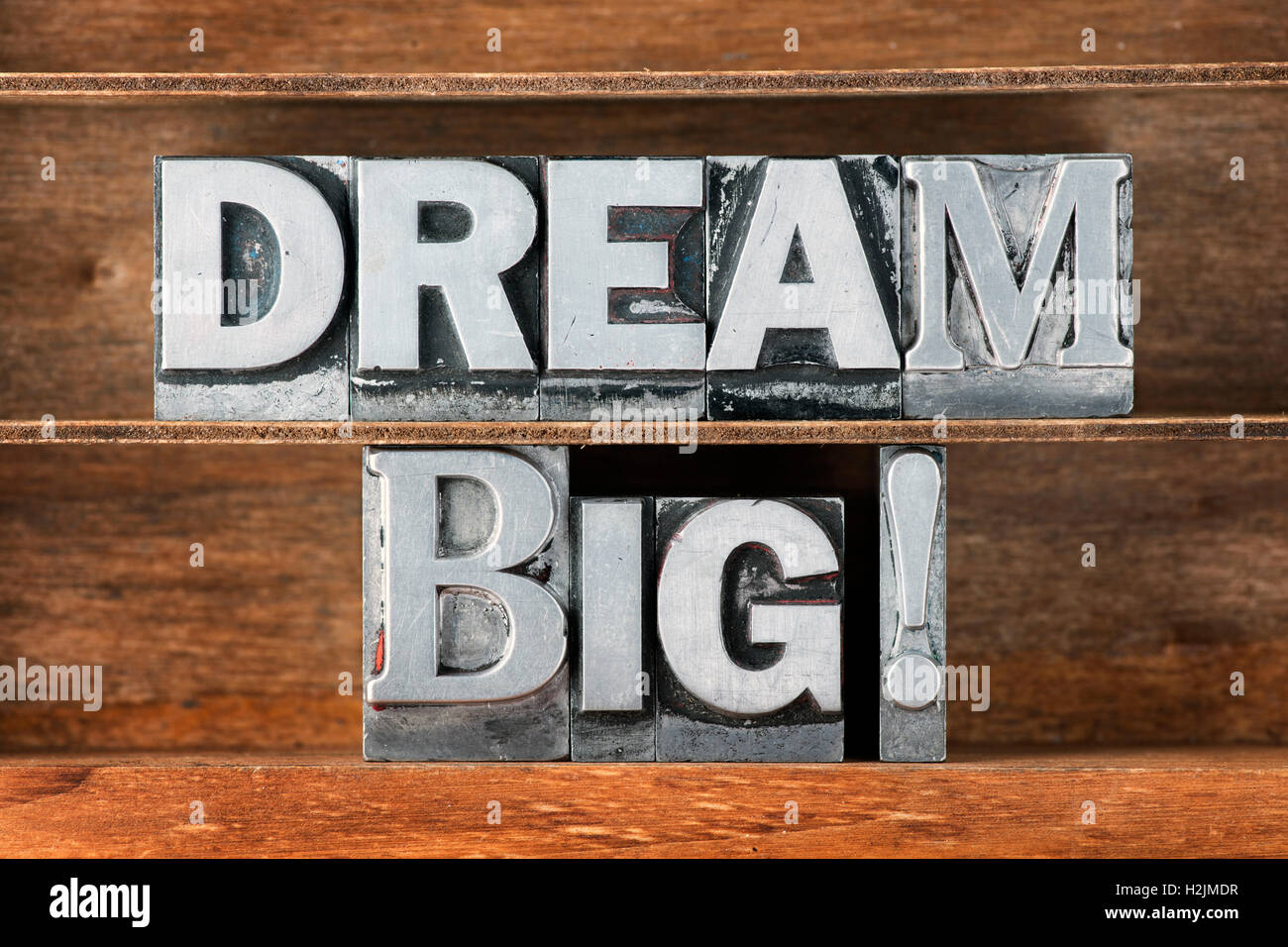 Grande sogno esclamazione realizzato da metallico tipo di stampa in rilievo sul vassoio in legno Foto Stock