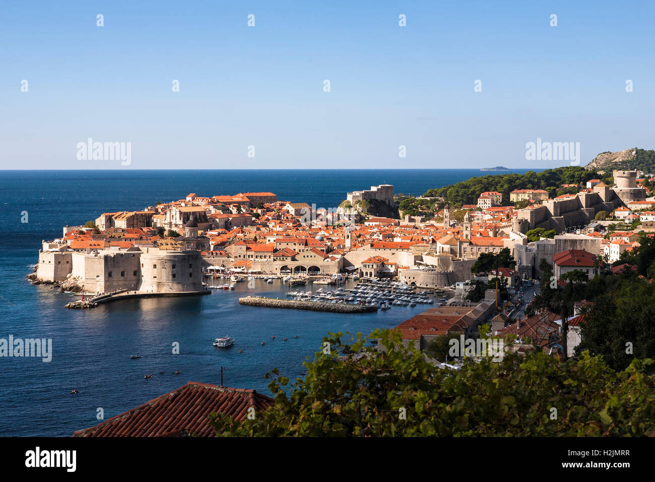 Stari Grad (Città Vecchia) e il vecchio porto, da Ulica Bruna Bušića, Dubrovnik, Croazia Foto Stock