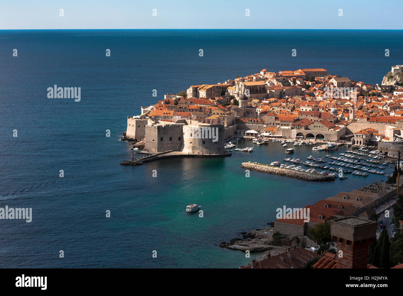 Stari Grad (Città Vecchia) e il vecchio porto, da Ulica Bruna Bušića, Dubrovnik, Croazia Foto Stock