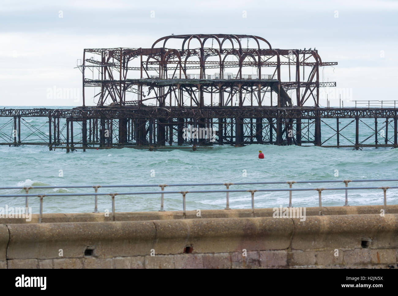 Resti del vecchio molo Ovest di Brighton, East Sussex, Inghilterra, Regno Unito. Molo Ovest di Brighton. Brighton Old Pier. Il vecchio molo di Brighton. Molo Ovest di Brighton. Foto Stock
