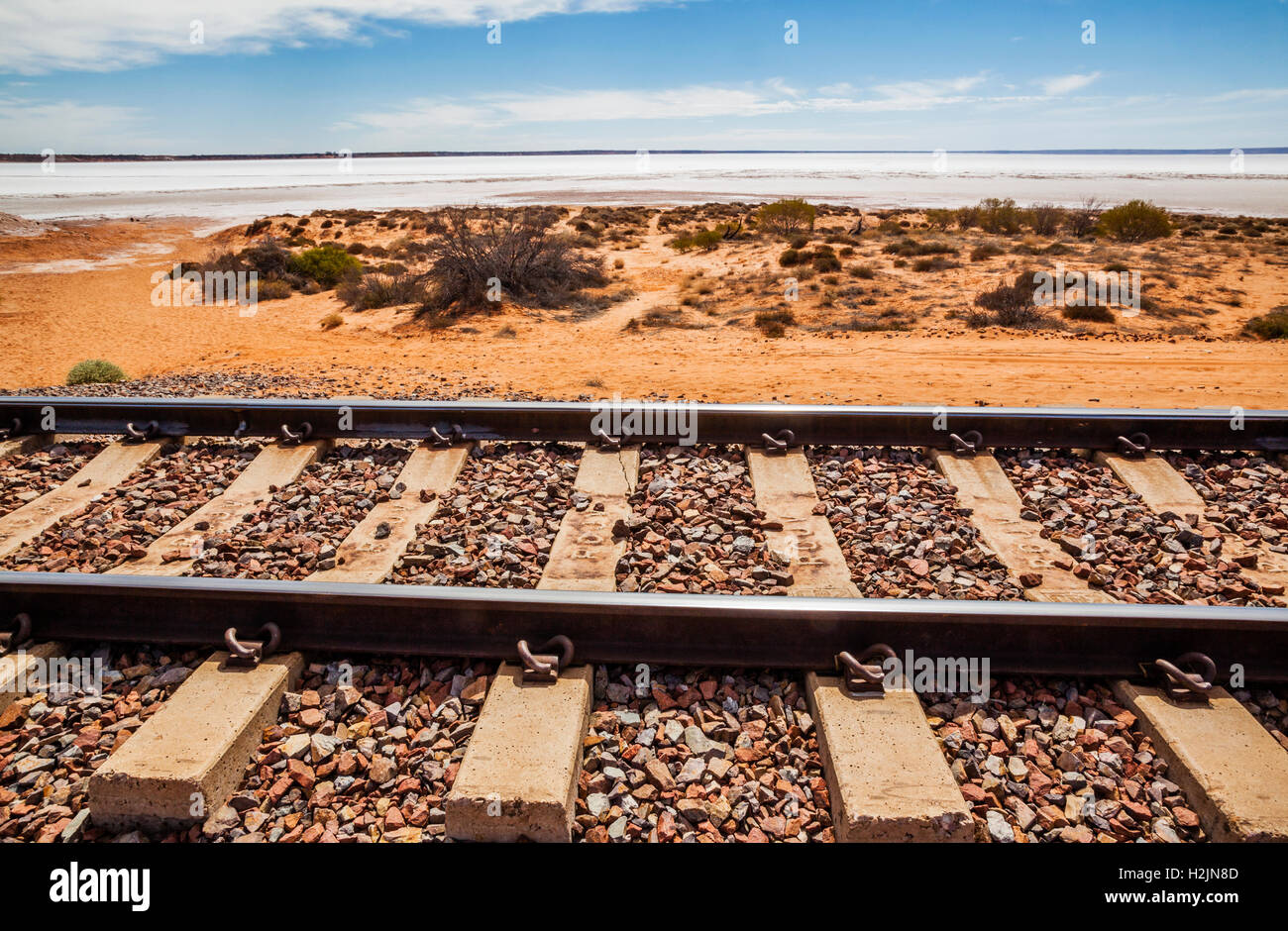 Binario ferroviario del nuovo treno Ghan al Lago di Hart vicino a Stuart Highway, Sud Australia Foto Stock