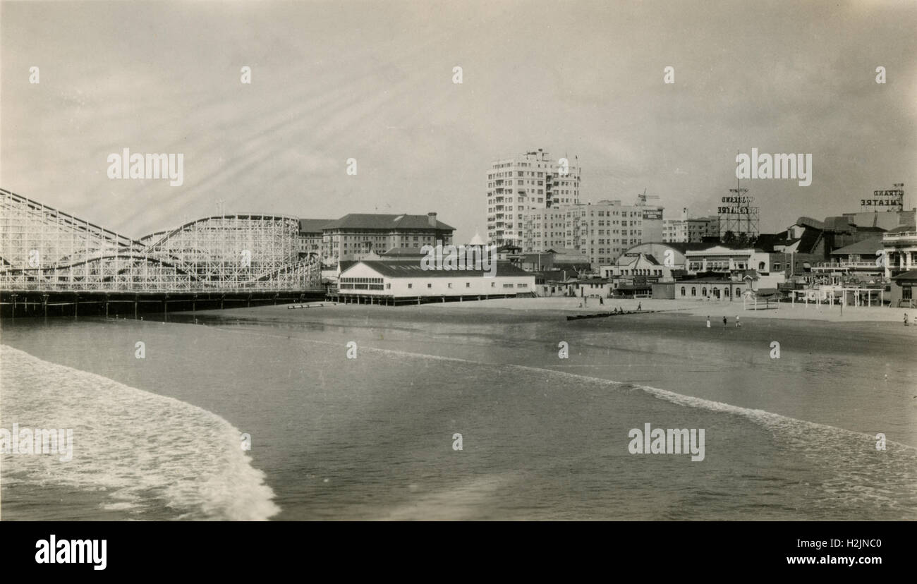 Antique c1930 fotografia il luccio del parco di divertimenti a Long Beach, California. Il luccio è una zona di divertimenti a Long Beach, California. Segni visibili di Fun House, Strand Theatre, e Blackstone Hotel. Essa è stata più noti per il ciclone Racer, un grande di legno a doppia via roller coaster, costruita su palificazioni sopra l'acqua. Fonte: originale stampa fotografica. Foto Stock