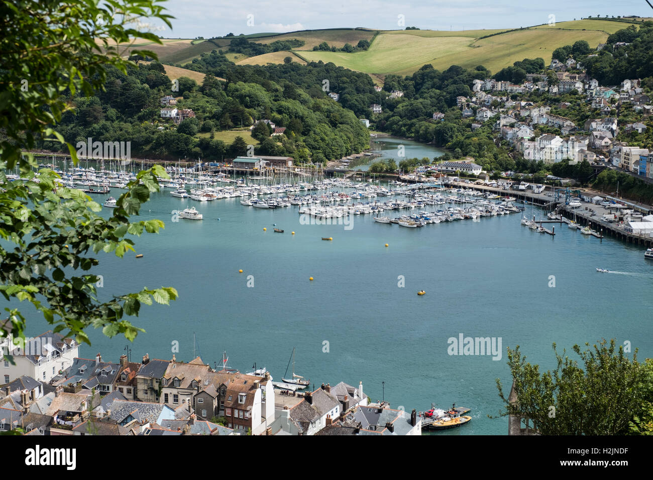 ColorA la vista su Dartmouth, Kingswear e il fiume Dart, Sud prosciutti, Devon, Inghilterra, Regno Unito. Foto Stock