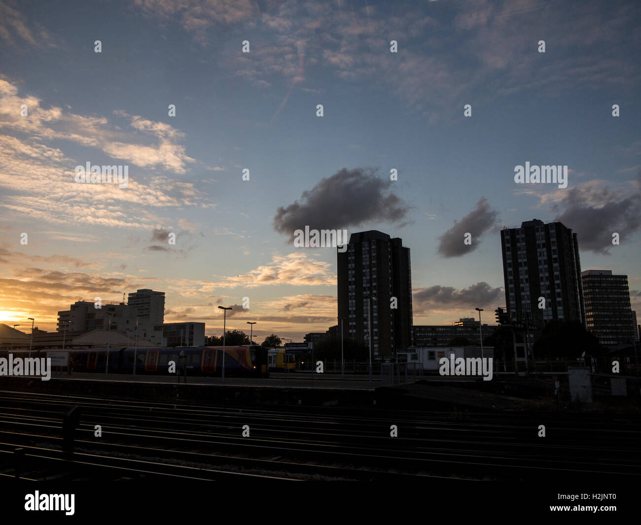 Il sole tramonta dietro un anni sessanta a torre di Londra Foto Stock