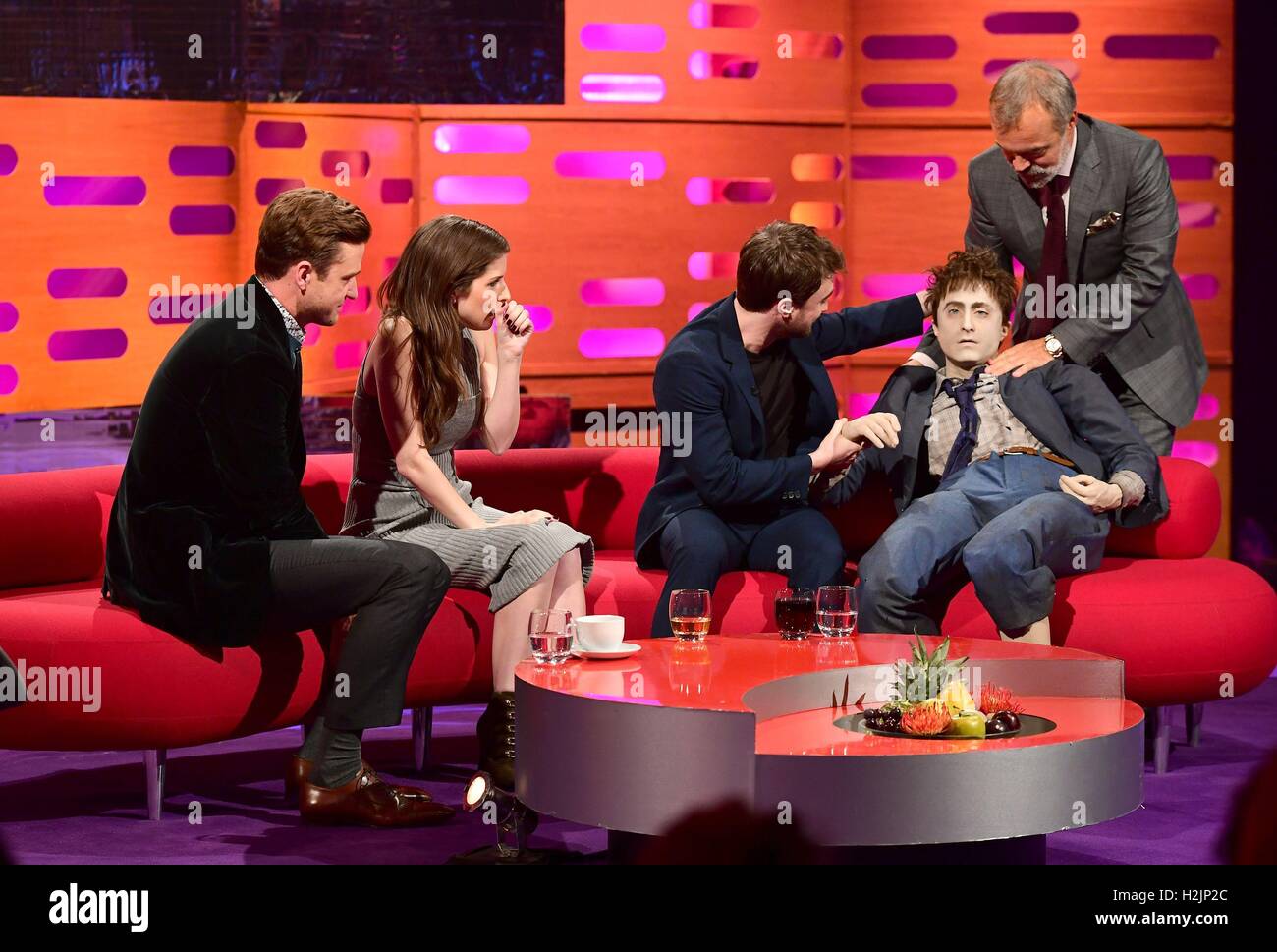 Host Graham Norton e Daniel Radcliffe con la dimensione di vita il modello del Harry Potter attore utilizzato nel film Swiss Army uomo come Justin Timberlake e Anna Kendrick guardare durante le riprese del Graham Norton Show at The London Studios di Londra, che sarà in onda su BBC1 il venerdì sera. Foto Stock