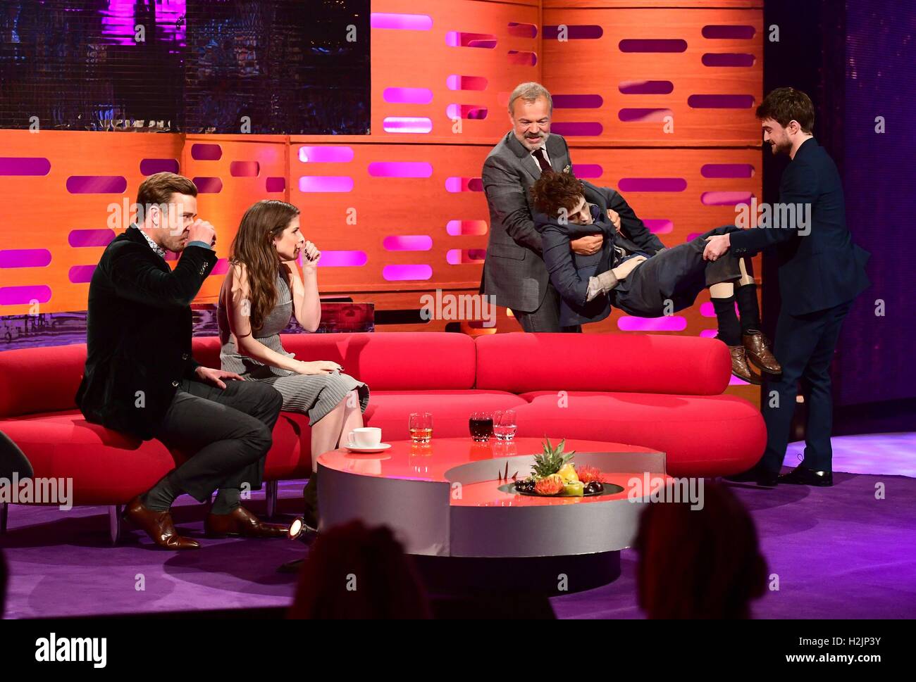 Host Graham Norton e Daniel Radcliffe portare nella vita dimensioni modello di Harry Potter attore utilizzato nel film Swiss Army uomo come Justin Timberlake e Anna Kendrick guardare durante le riprese del Graham Norton Show at The London Studios di Londra, che sarà in onda su BBC1 il venerdì sera. Foto Stock