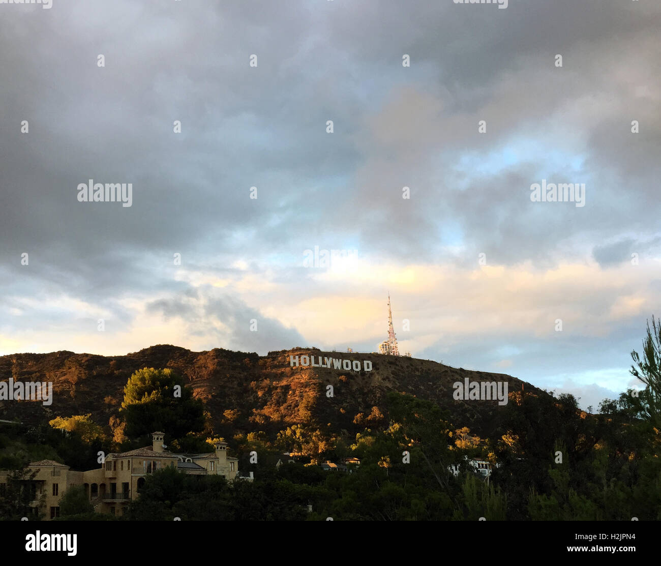 La famosa insegna di Hollywood con drammatica sky in colline di Los Angeles, CA Foto Stock