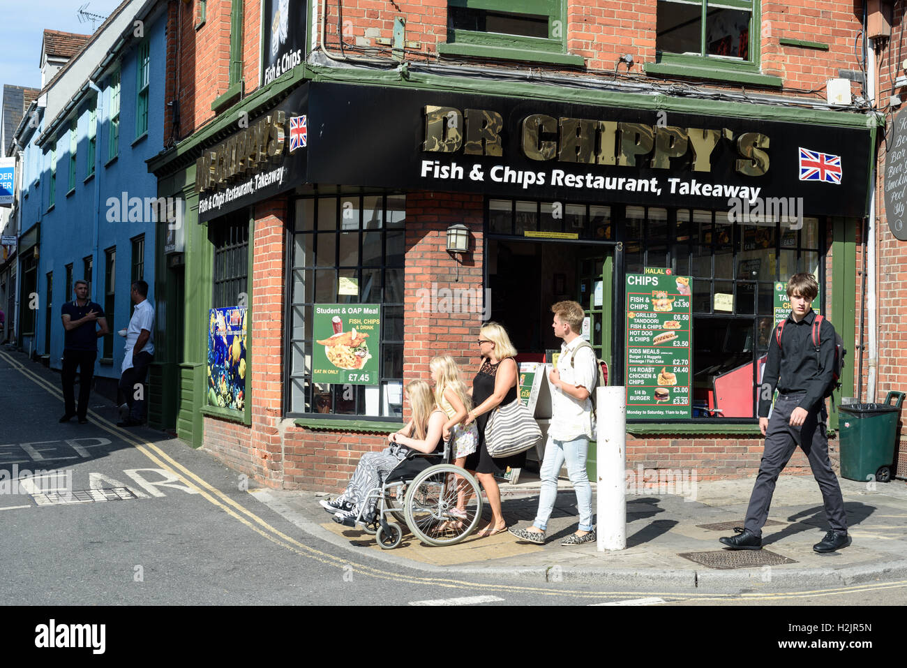 Dr Chippys pesce e Chip shop in Colchester Essex in Inghilterra con la gente camminare passato. Il ristorante serve la tradizionale Britis Foto Stock