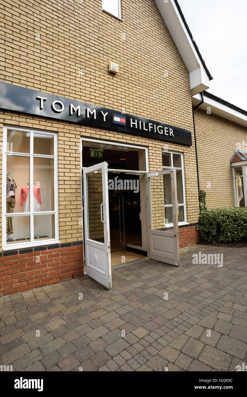 Popolare americana del marchio di moda Tommy Hilfiger storefront nel grande  centro shopping di Freeport in Braintree Essex Inghilterra Foto stock -  Alamy