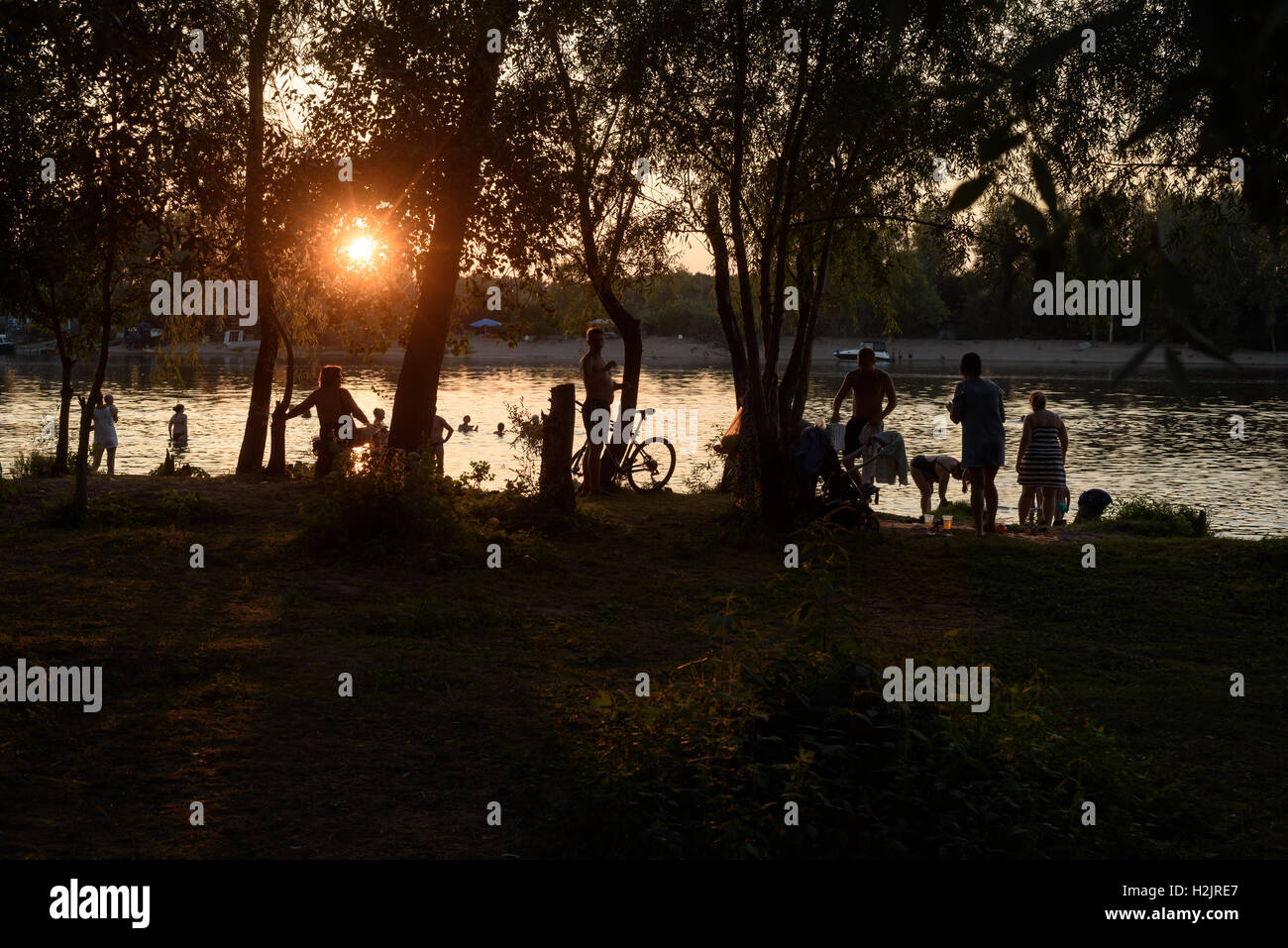 Persone relax al tramonto dalle rive del fiume Volga a Saratov in Russia durante il mese di agosto nel 2016 Foto Stock