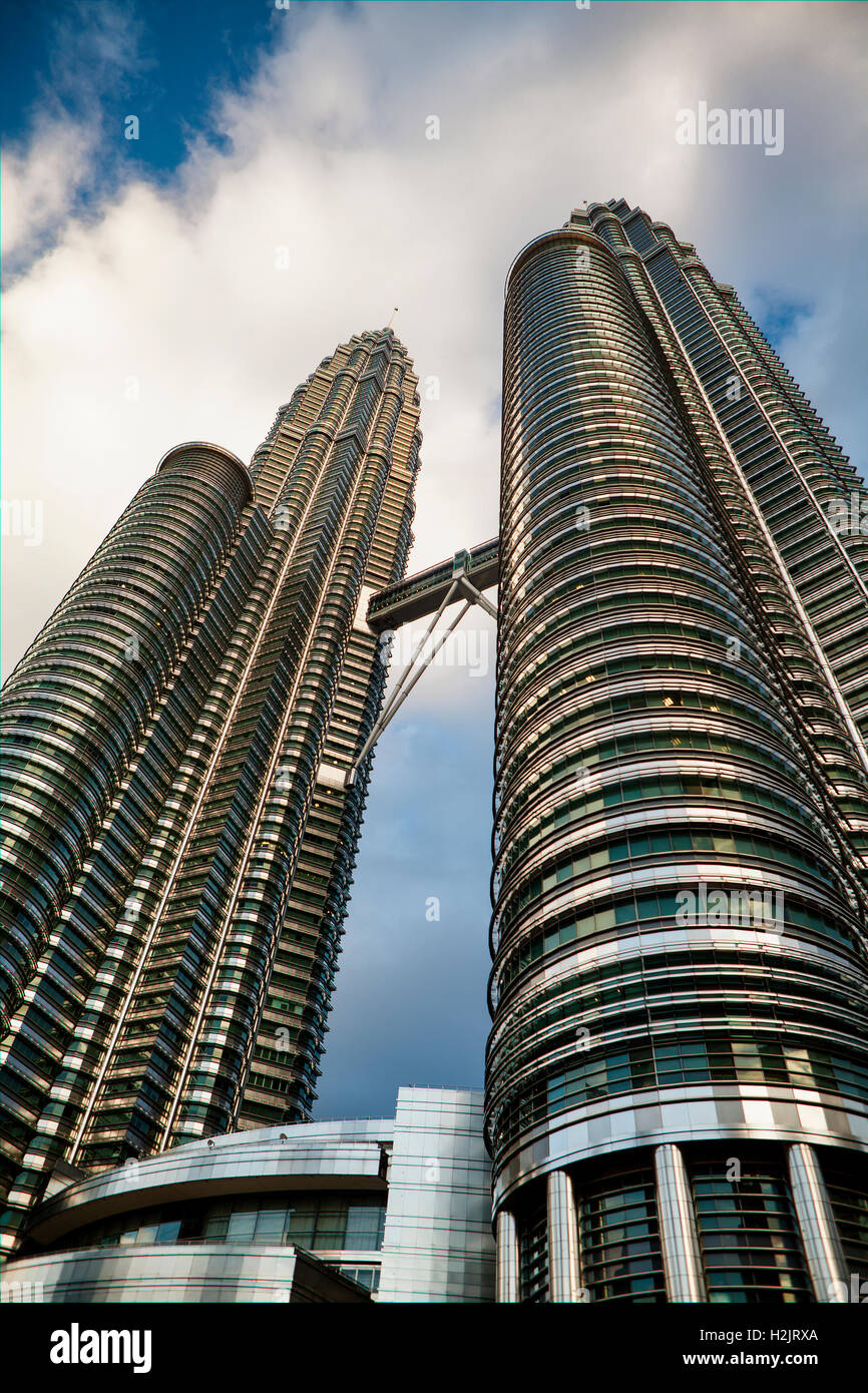 Verso l'alto angolo di Petronas Twin Towers e ponte sopraelevato Observation Deck di Kuala Lumpur in Malesia. Foto Stock
