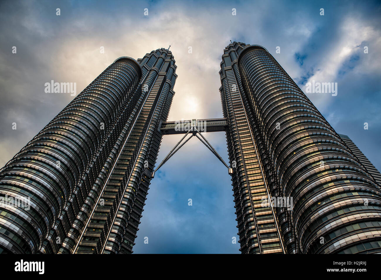 Potente visualizzazione verso l'alto del ponticello del cielo e la piattaforma di osservazione che collega la Petronas Twin Towers di Kuala Lumpur in Malesia. Foto Stock