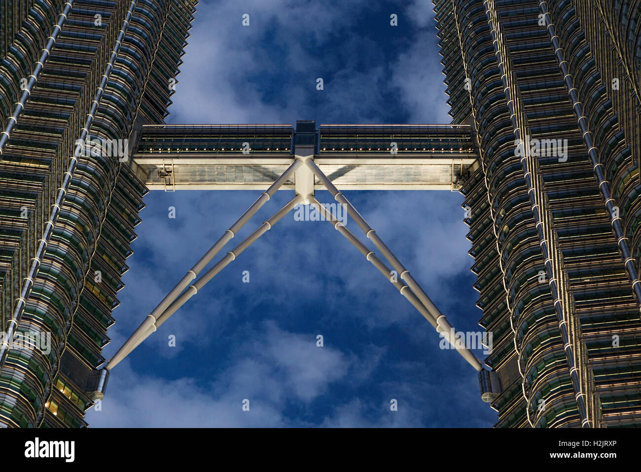 Ponte sopraelevato della Petronas Twin Towers al crepuscolo di Kuala Lumpur in Malesia, sud-est asiatico. Foto Stock