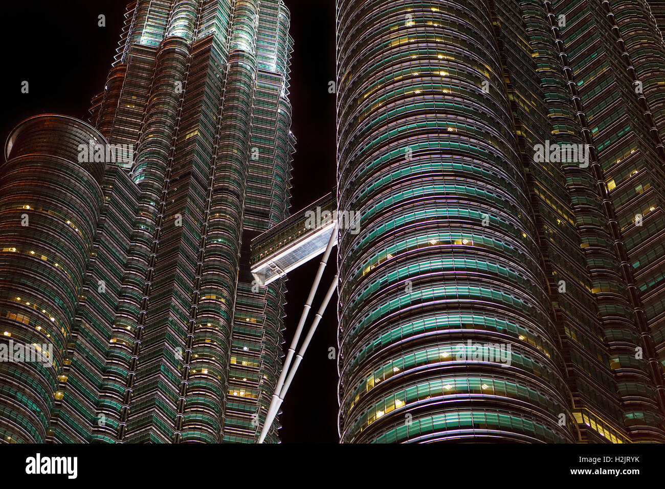 Ponte sopraelevato sulle Petronas Twin Towers di Kuala Lumpur in Malesia. Foto Stock