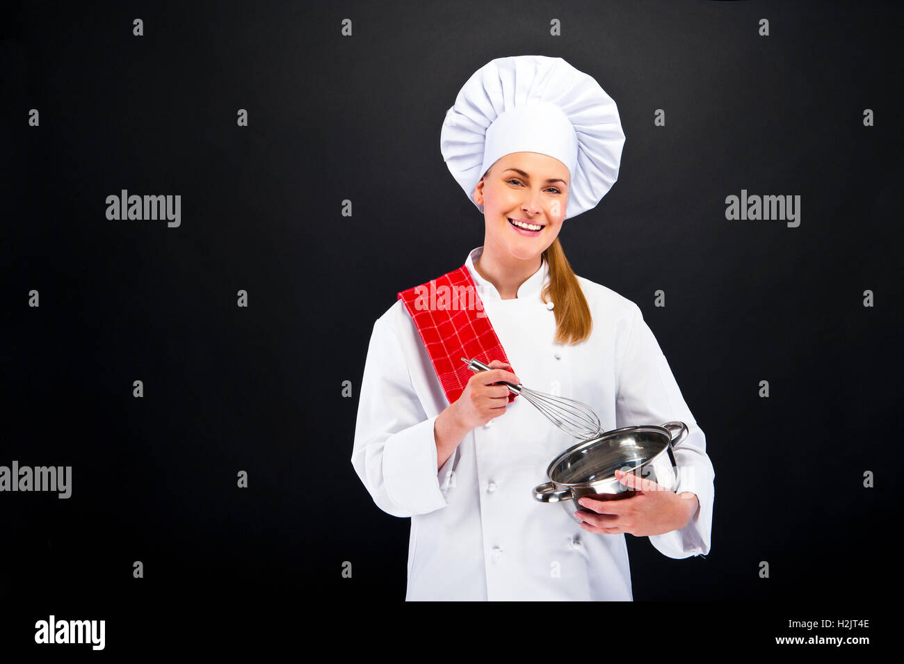 La cottura di cibo e di concetto - sorridente chef femmina con pentola e altri strumenti Foto Stock