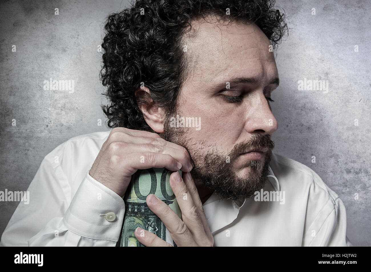 Penny-pizzicamento, avaro imprenditore, risparmiando denaro uomo in bianco s Foto Stock