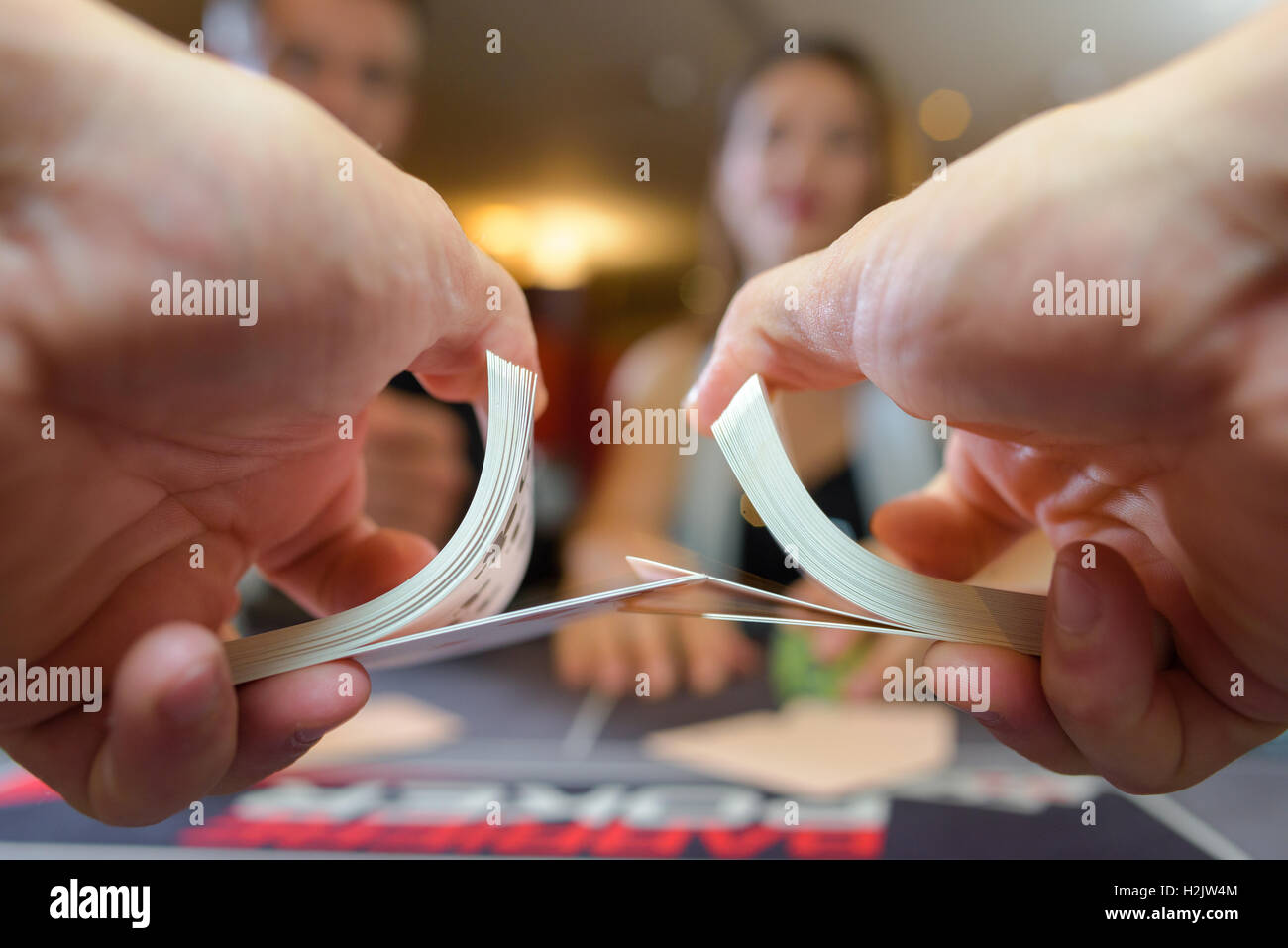 Croupier la distribuzione delle carte Foto Stock