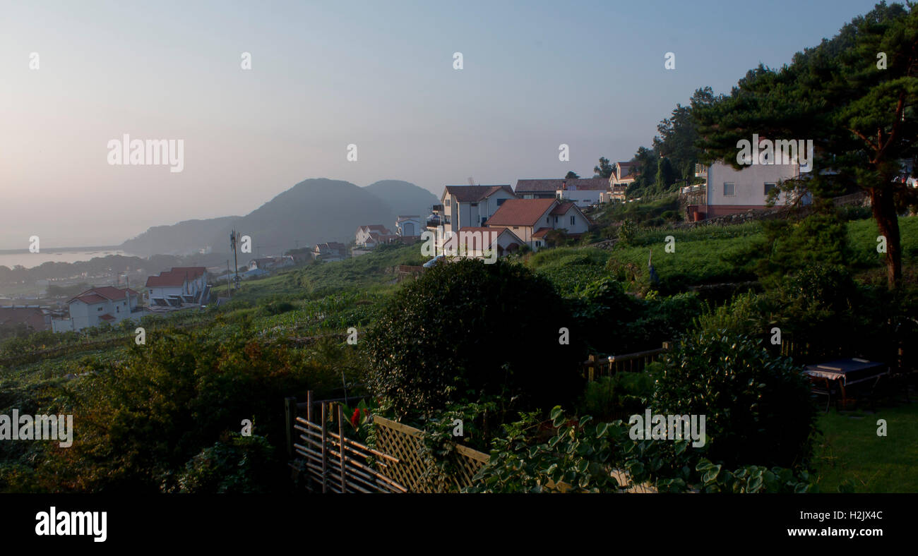 Un sunrise sull isola Namhae, affacciato sul villaggio tedesco. Foto Stock