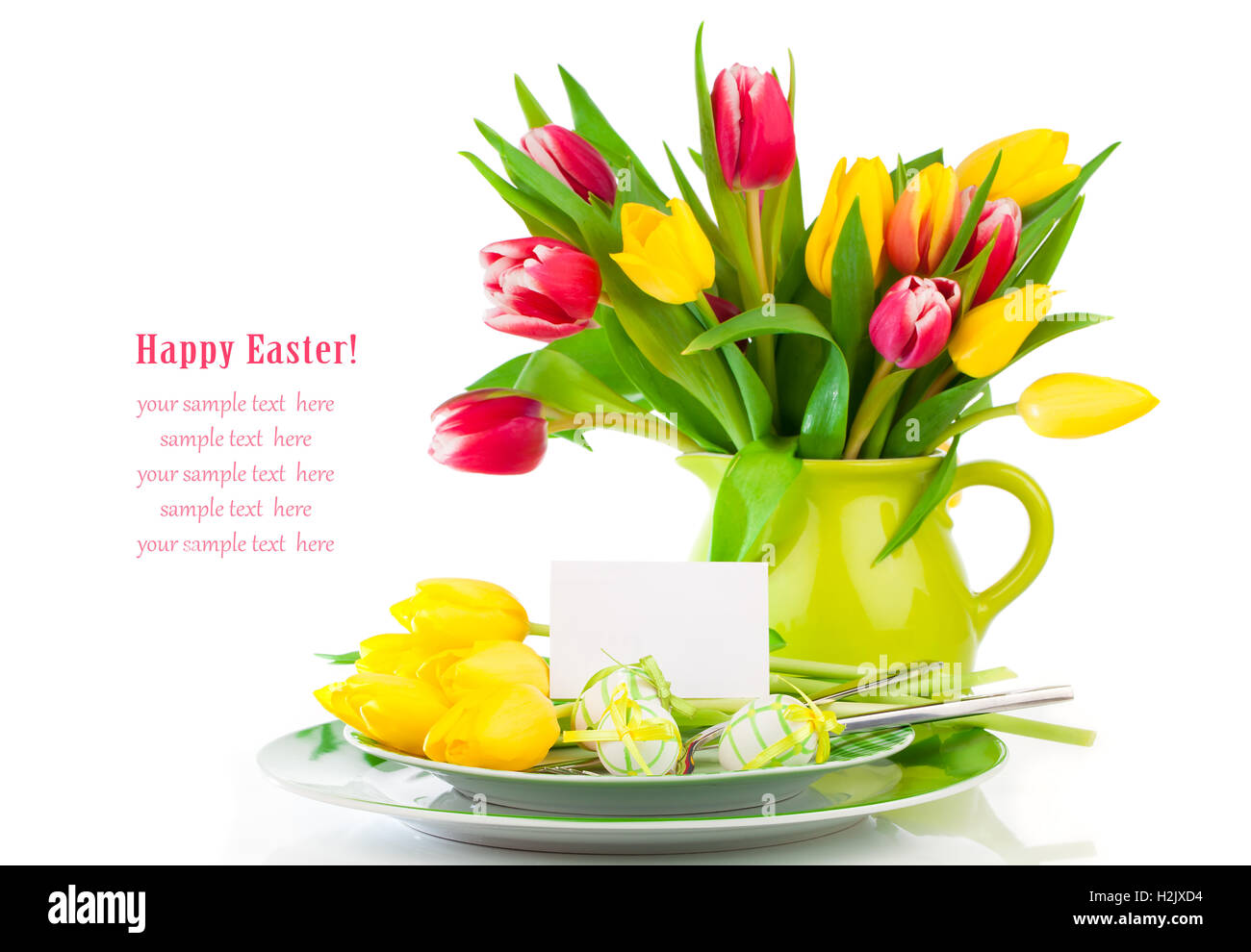 Uova di Pasqua e il semilavorato per il testo in una piastra con fiori di tulipani o Foto Stock
