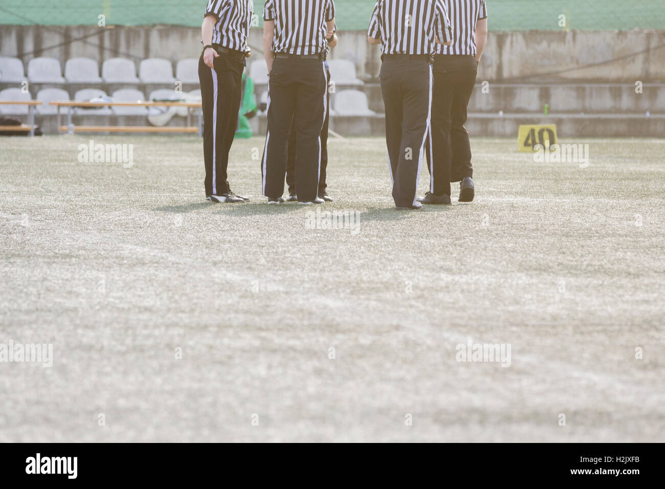 Calcio a cinque giudici in spogliato in bianco e nero magliette su campo Foto Stock