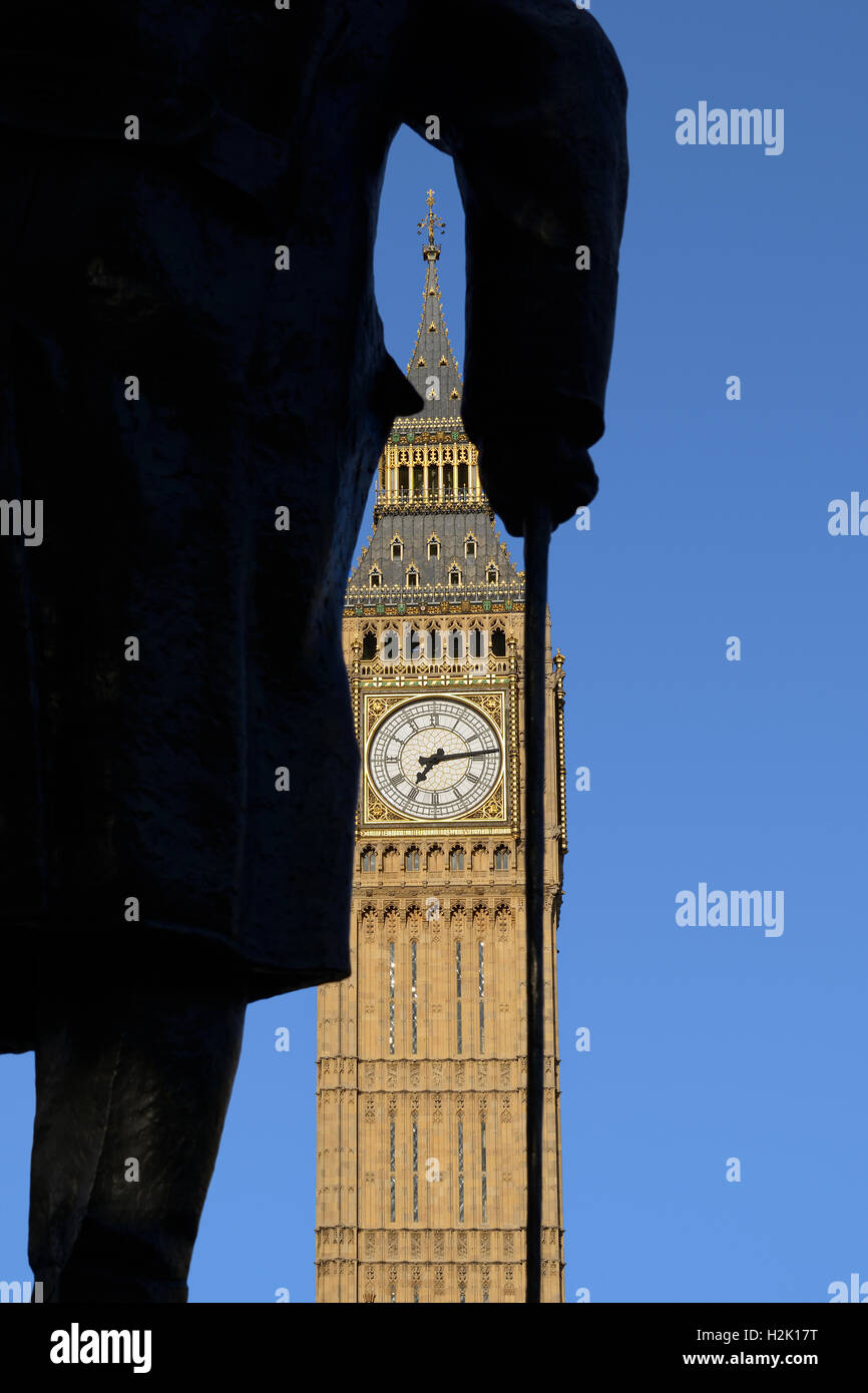 Winston Churchill statua e il Big Ben, Westminster, London, England, Regno Unito Foto Stock