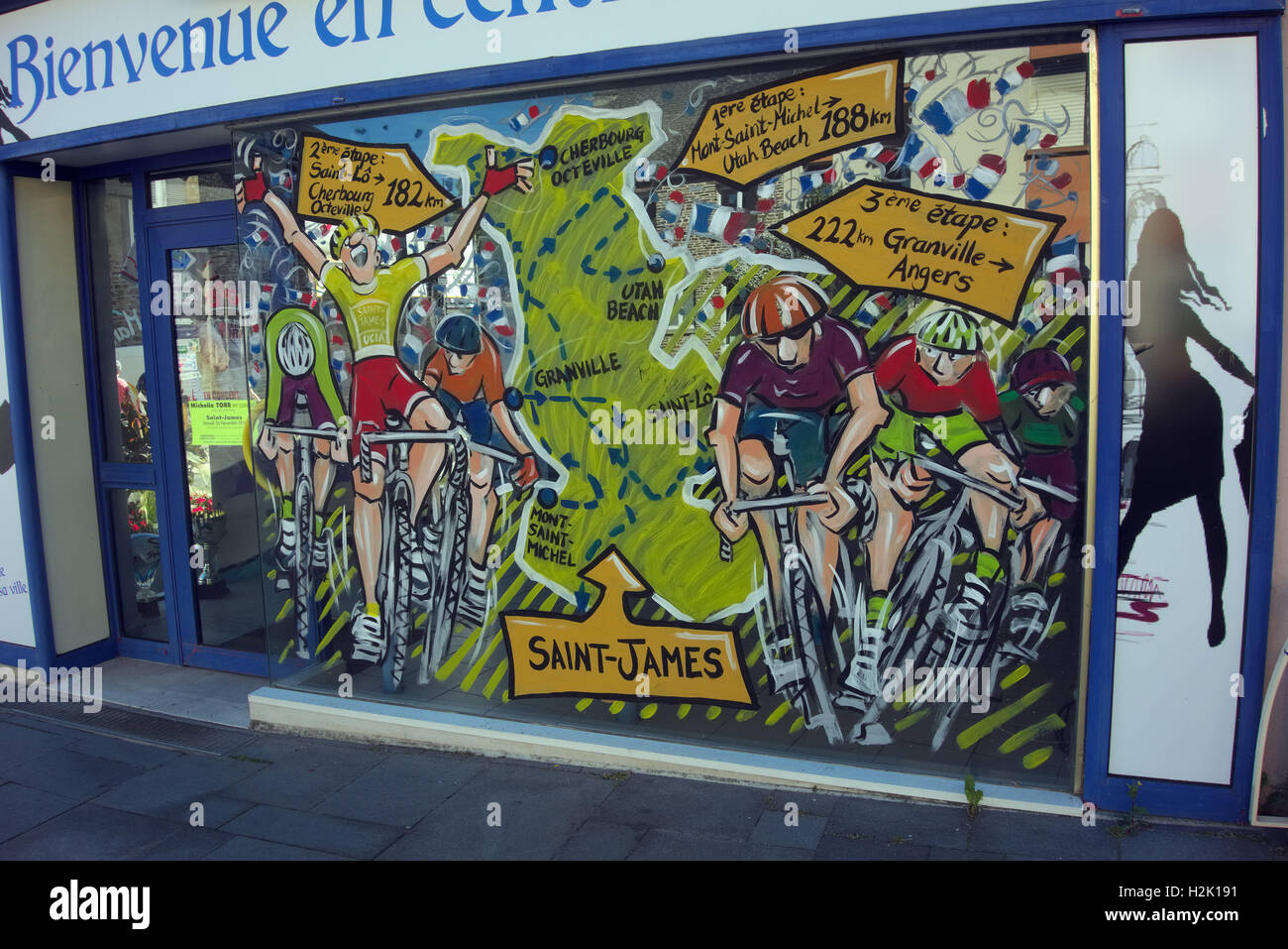 Tour de France celebrazione in vetrina Saint James, Normandia, Francia Foto Stock